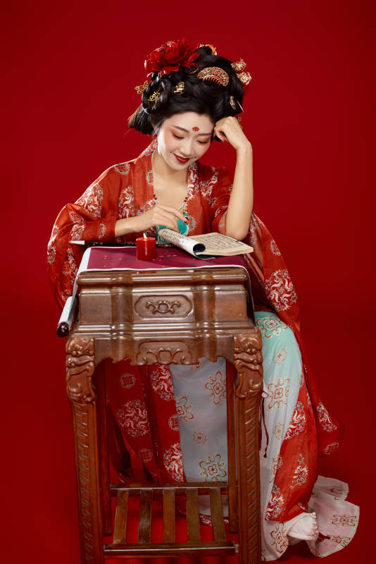 红色背景下大唐风韵女性古装妆容造型图片