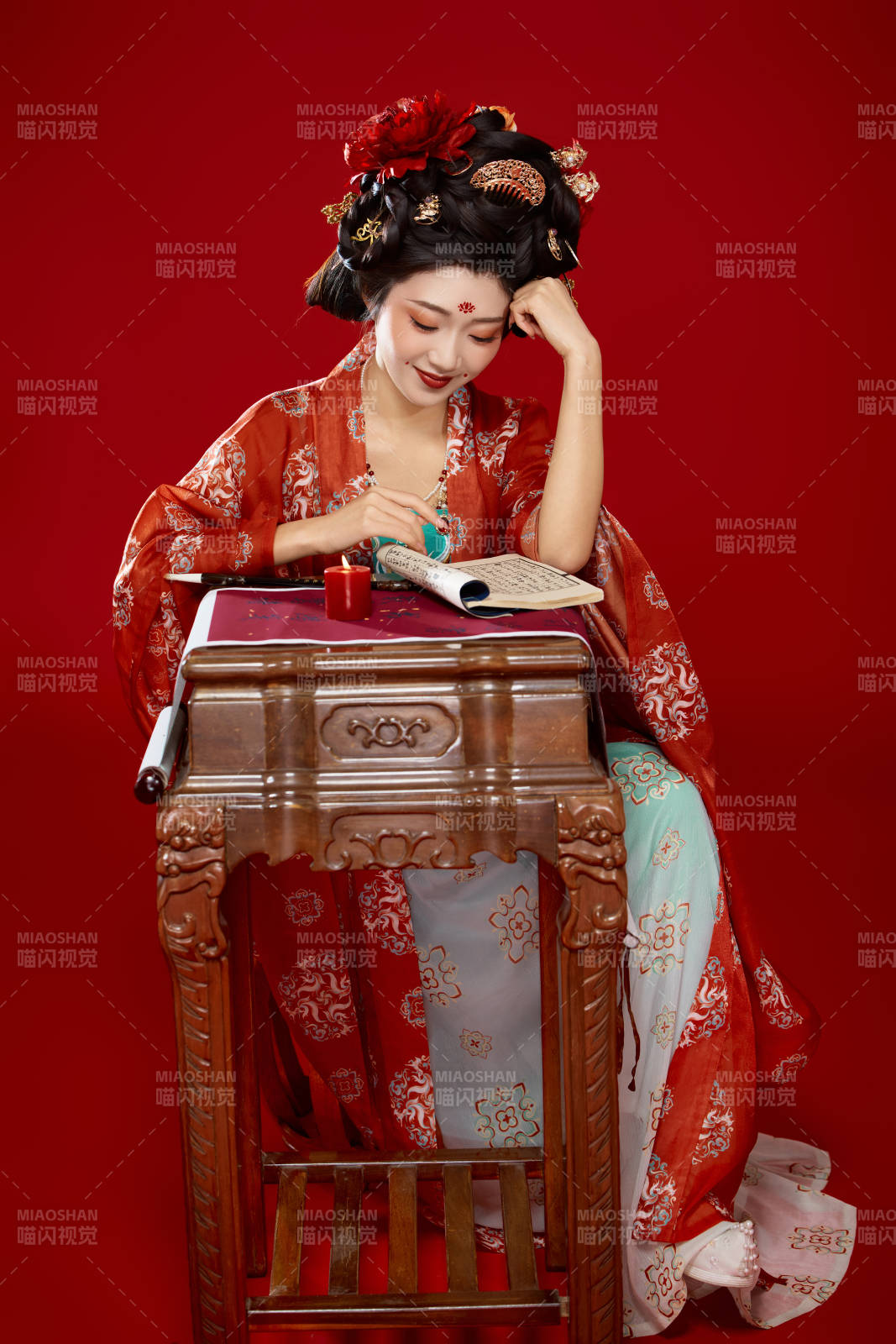 红色背景下大唐风韵女性古装妆容造型图片