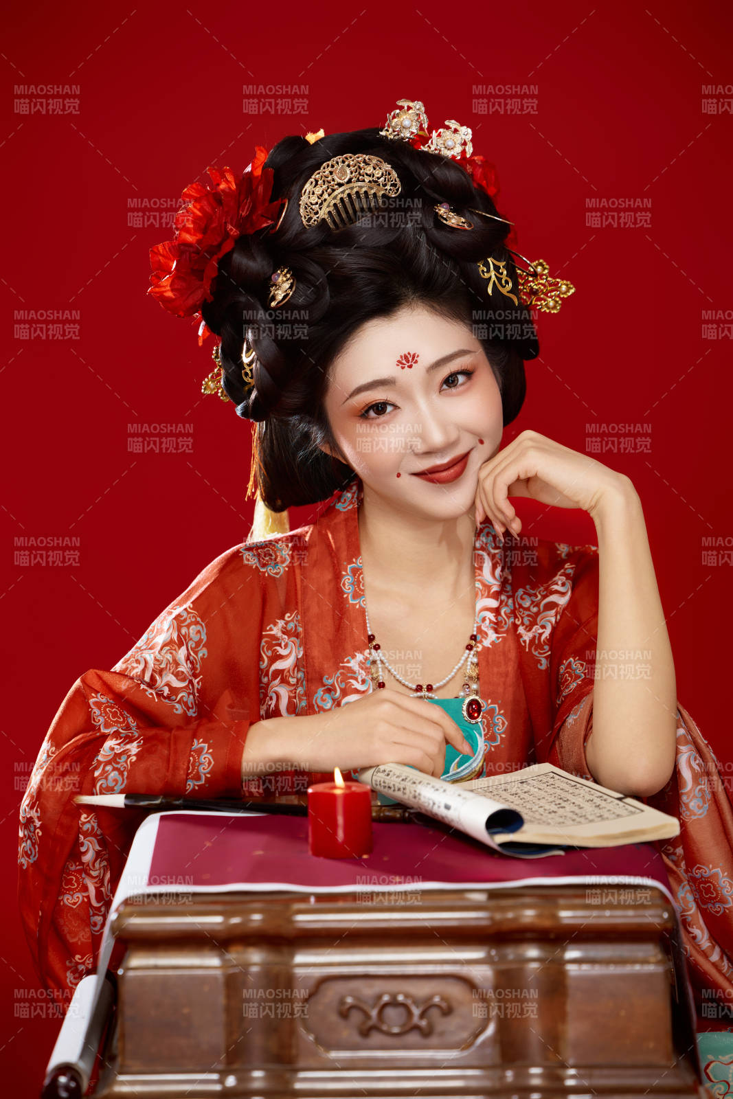 红色背景下大唐风韵女性古装妆容造型图片