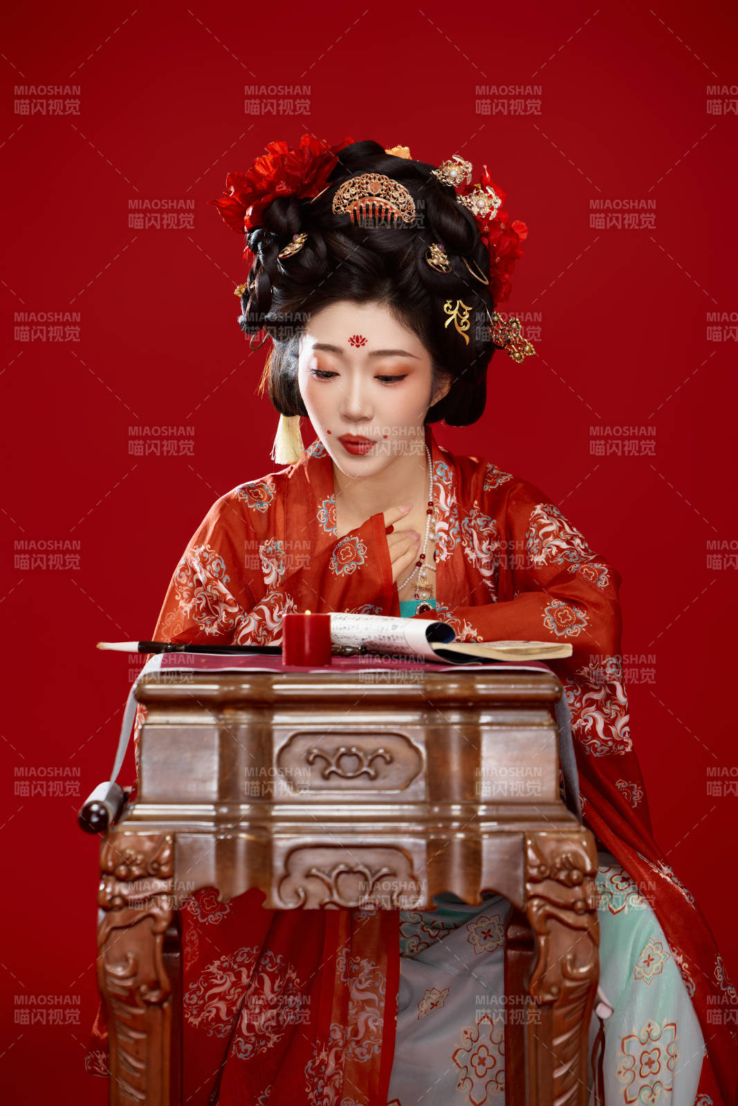 红色背景下大唐风韵女性古装妆容造型图片