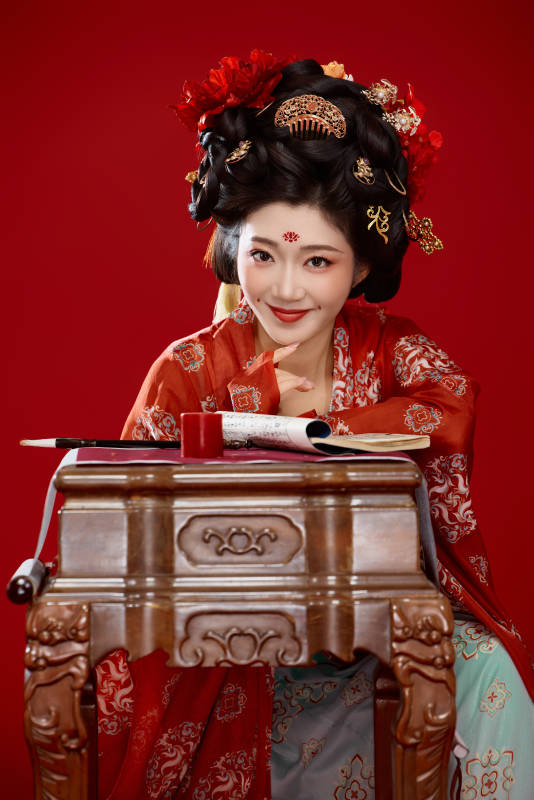 红色背景下大唐风韵女性古装妆容造型图片