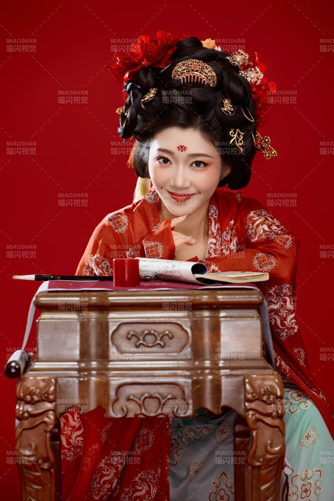 红色背景下大唐风韵女性古装妆容造型图片