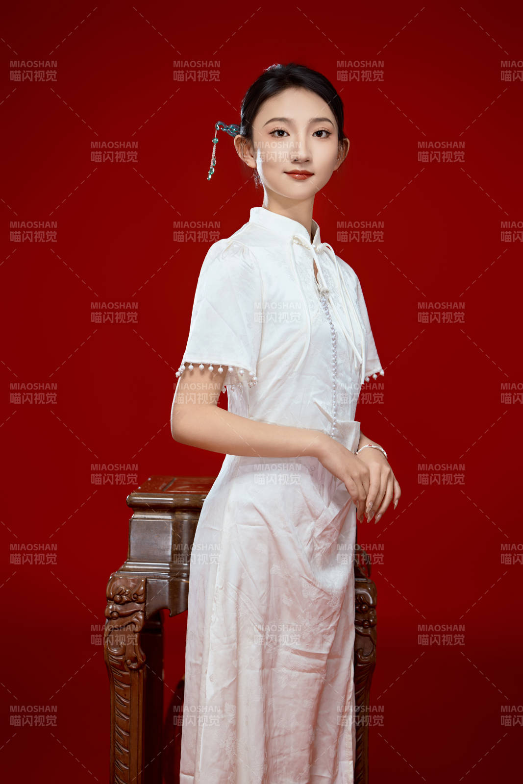 红色背景下穿着中式传统旗袍的美丽少女图片