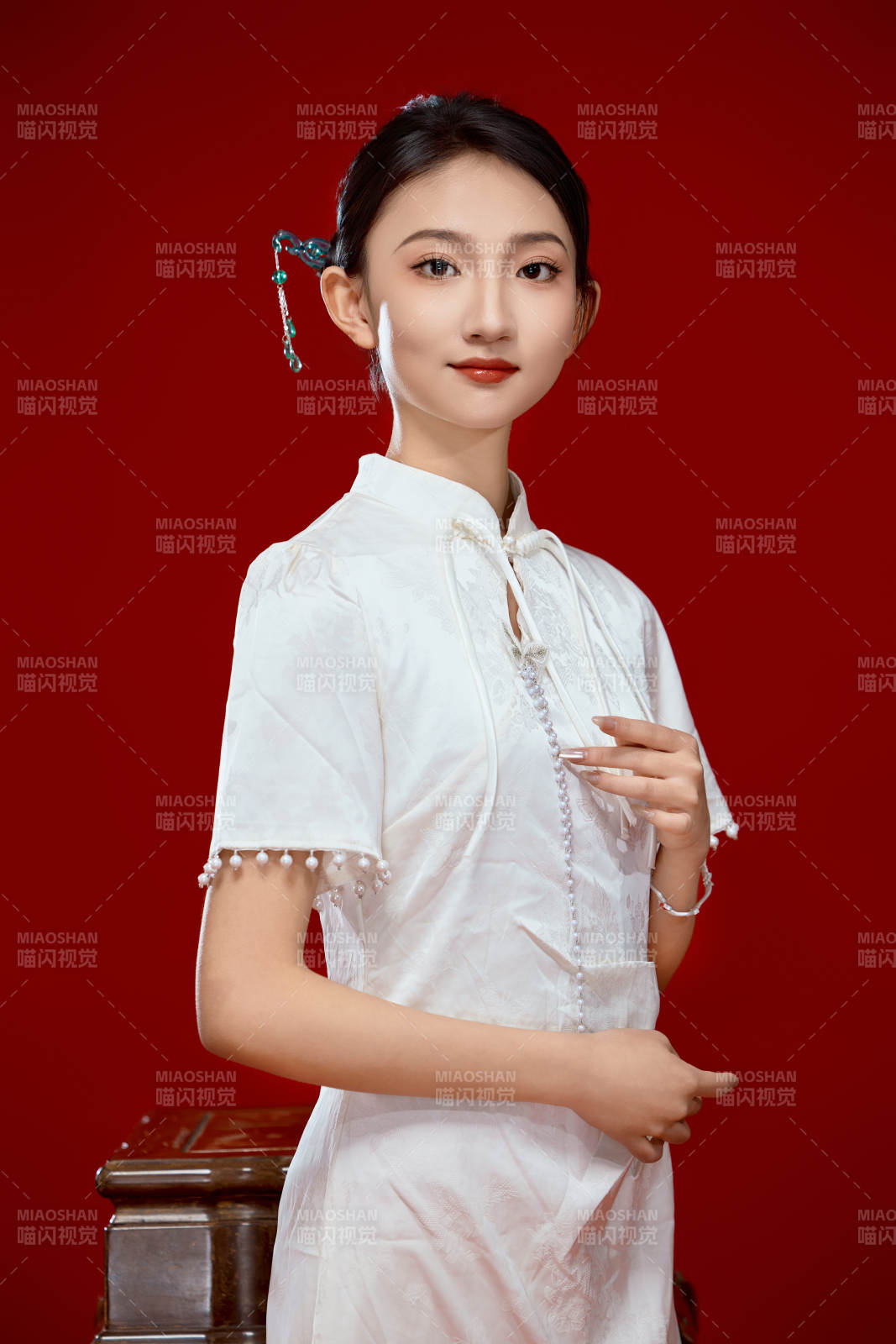 红色背景下穿着中式传统旗袍的美丽少女图片