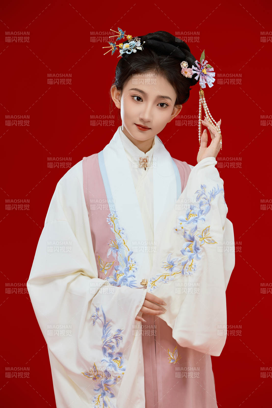 红色背景下穿着中国明朝明制汉服服饰的少女图片