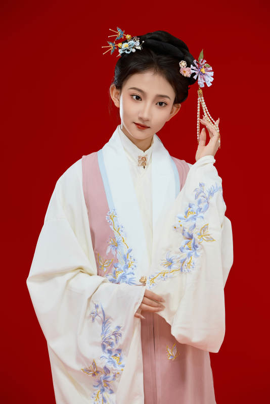 红色背景下穿着中国明朝明制汉服服饰的少女图片