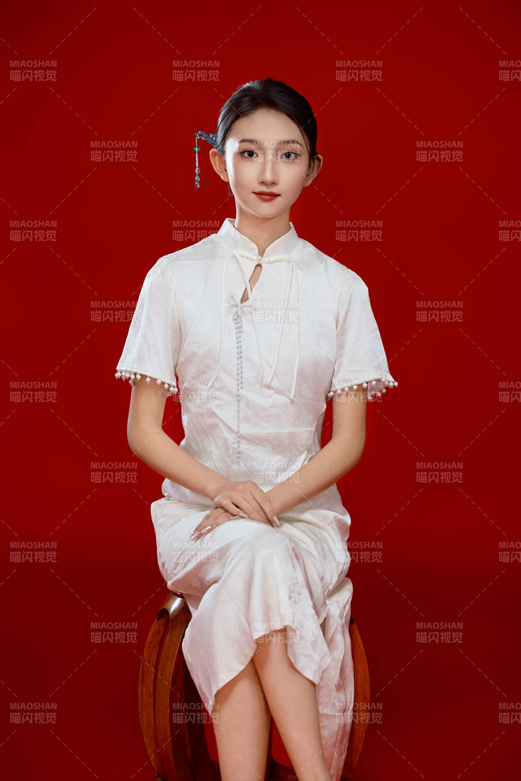 红色背景下穿着中式传统旗袍的美丽少女图片