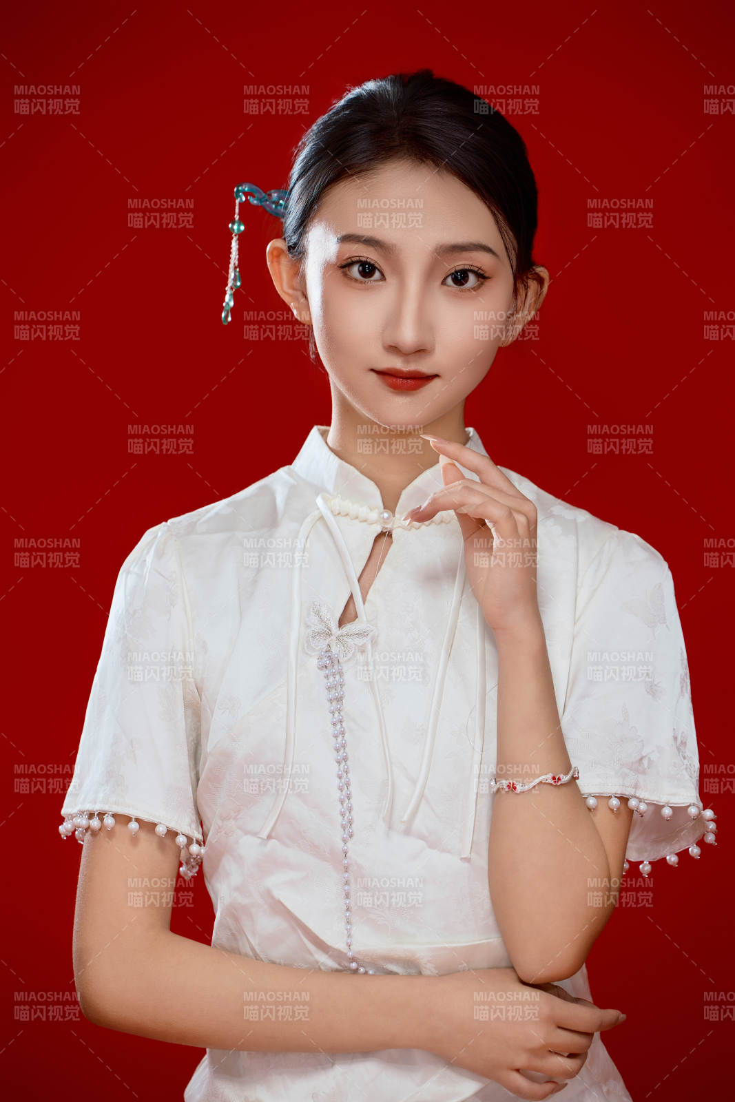 红色背景下穿着中式传统旗袍的美丽少女图片