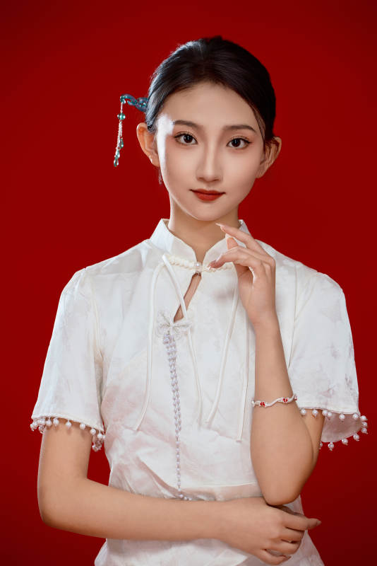 红色背景下穿着中式传统旗袍的美丽少女图片