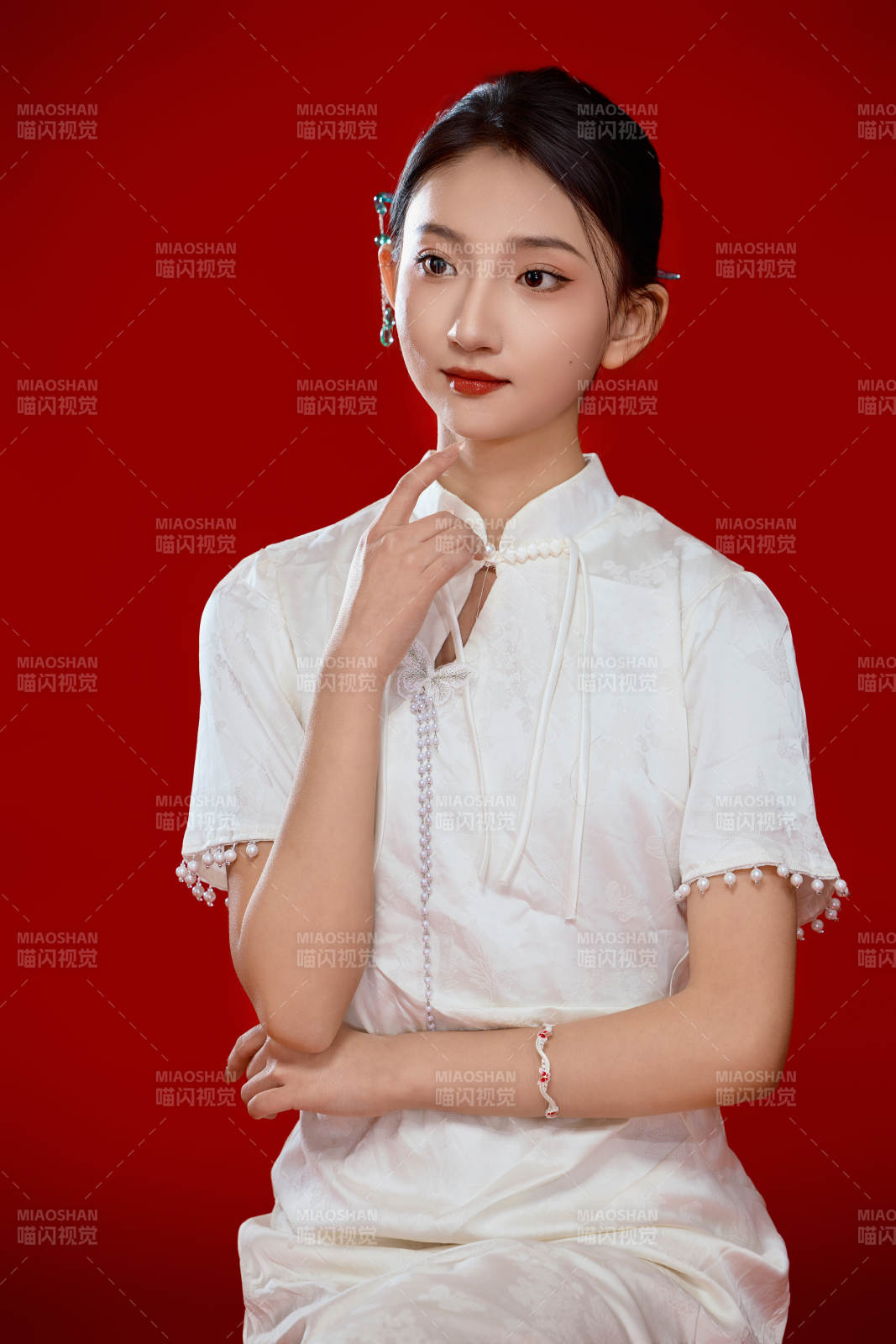 红色背景下穿着中式传统旗袍的美丽少女图片