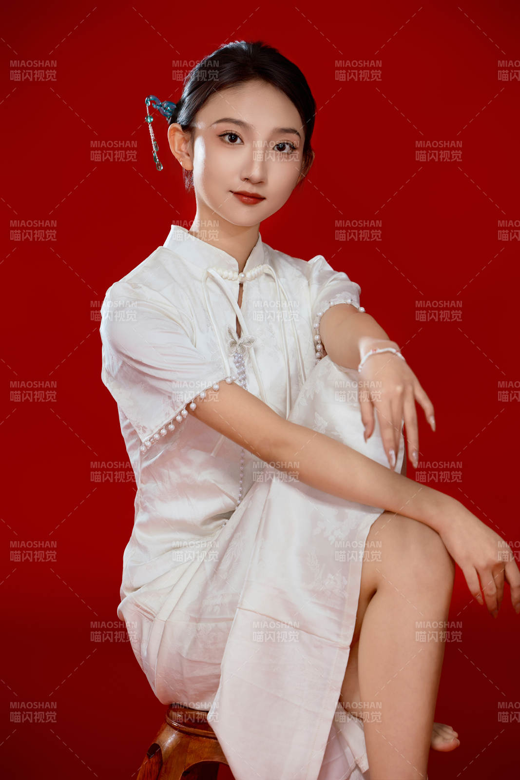 红色背景下穿着中式传统旗袍的美丽少女图片