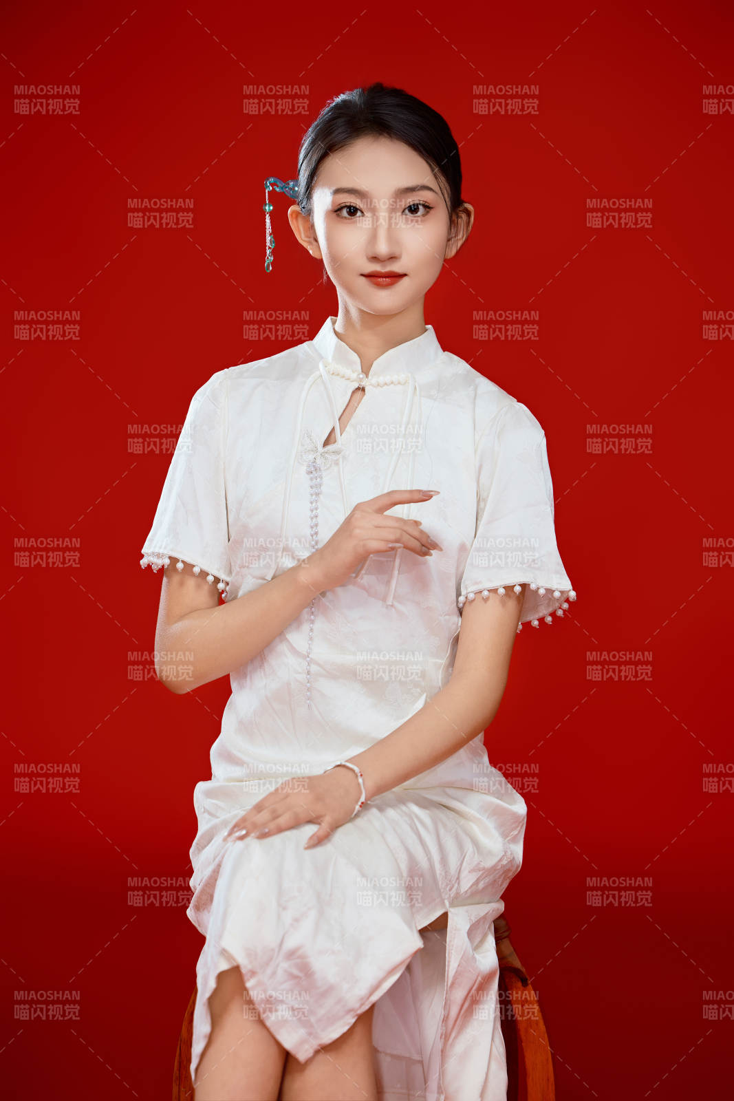 红色背景下穿着中式传统旗袍的美丽少女图片