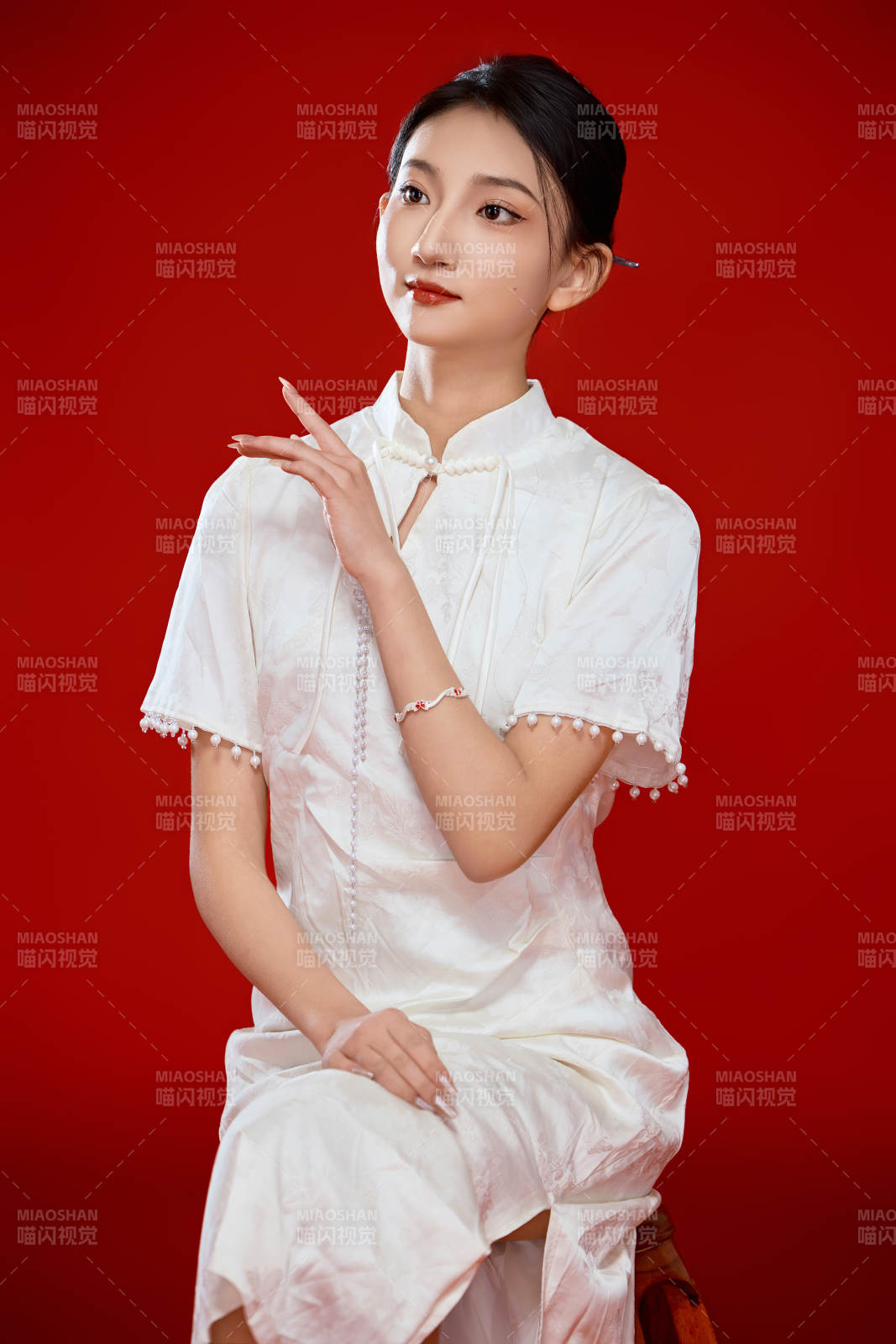 红色背景下穿着中式传统旗袍的美丽少女图片