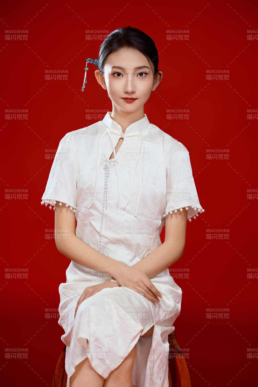 红色背景下穿着中式传统旗袍的美丽少女图片