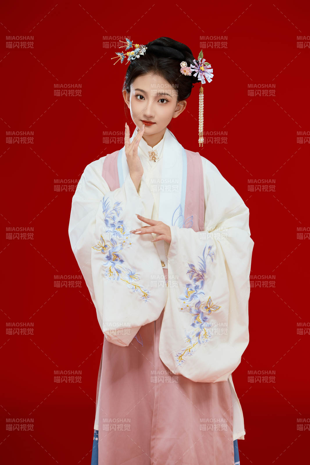 红色背景下穿着中国明朝明制汉服服饰的少女图片