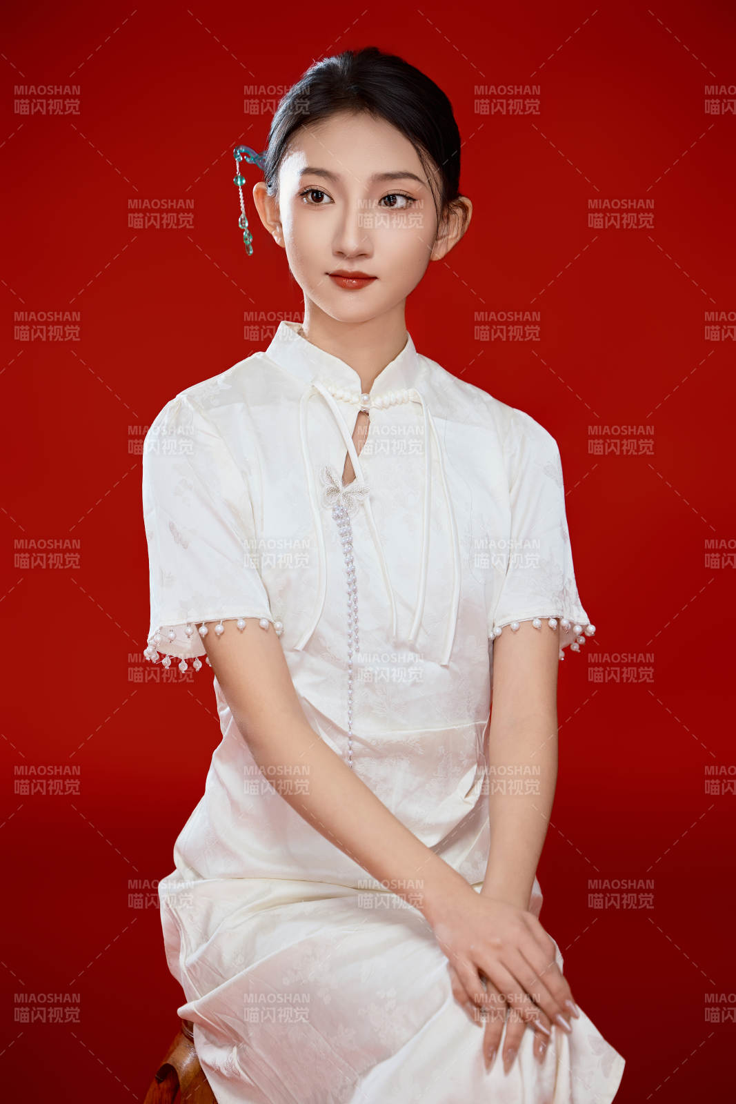 红色背景下穿着中式传统旗袍的美丽少女图片