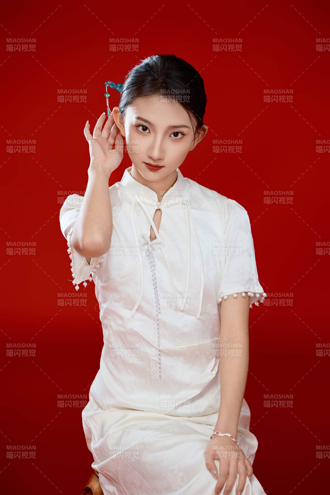 红色背景下穿着中式传统旗袍的美丽少女图片