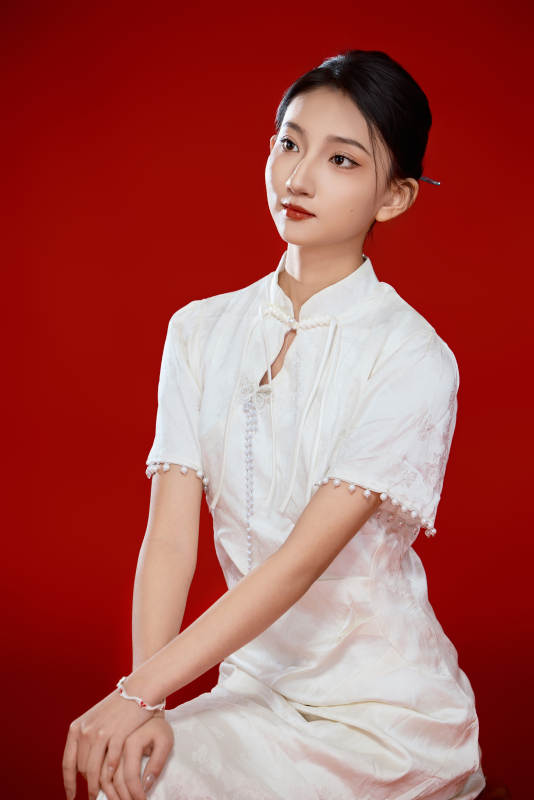 红色背景下穿着中式传统旗袍的美丽少女图片