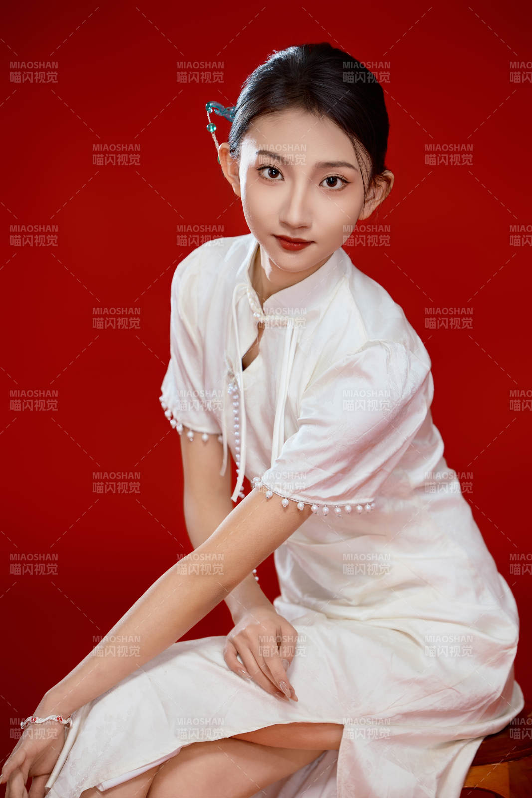 红色背景下穿着中式传统旗袍的美丽少女图片