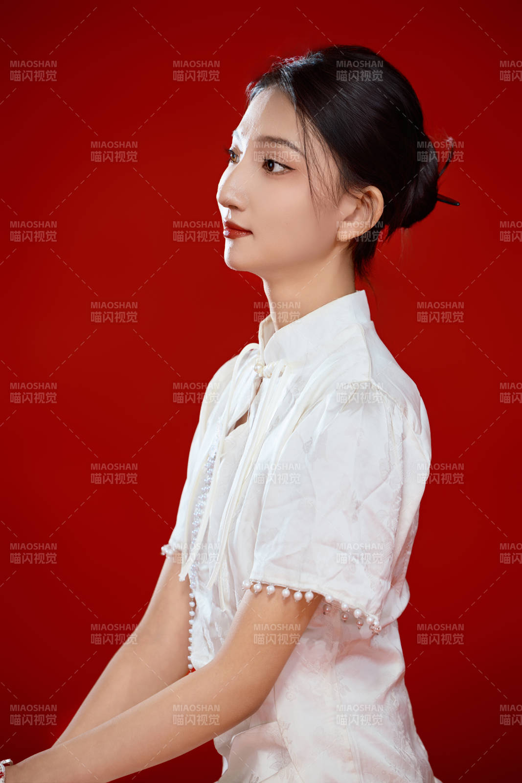 红色背景下穿着中式传统旗袍的美丽少女图片