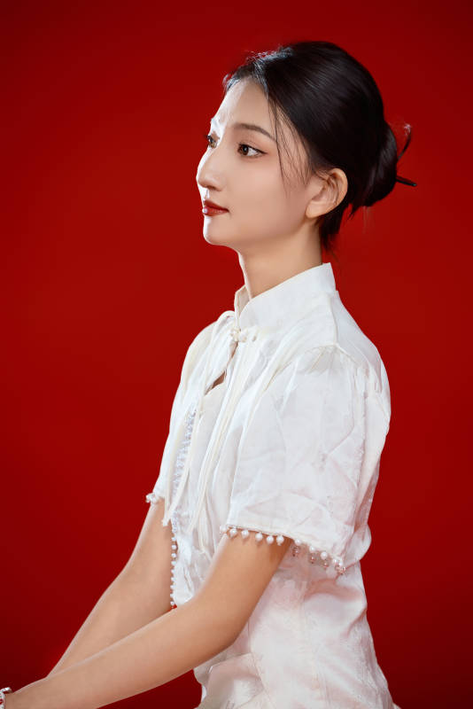 红色背景下穿着中式传统旗袍的美丽少女图片