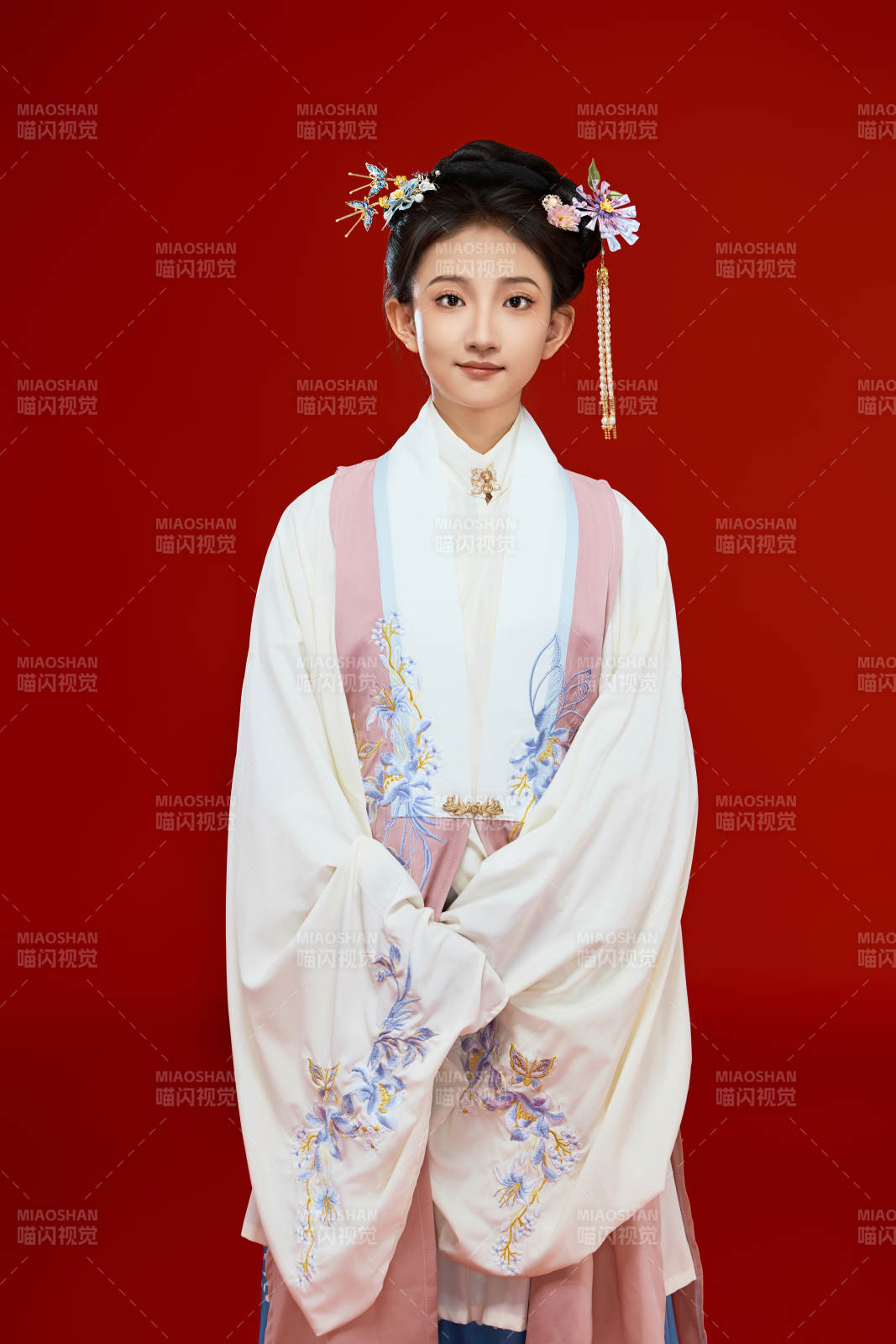 红色背景下穿着中式传统旗袍的美丽少女图片