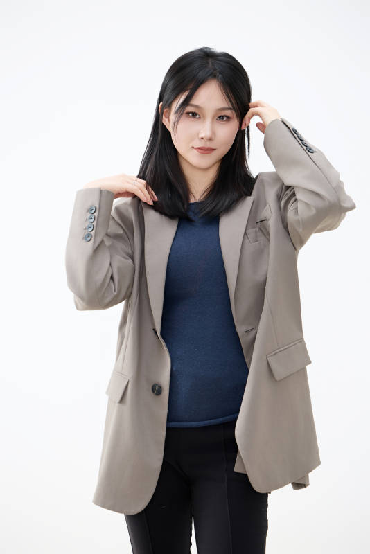 白色背景下穿着西装的职业女性形象图片