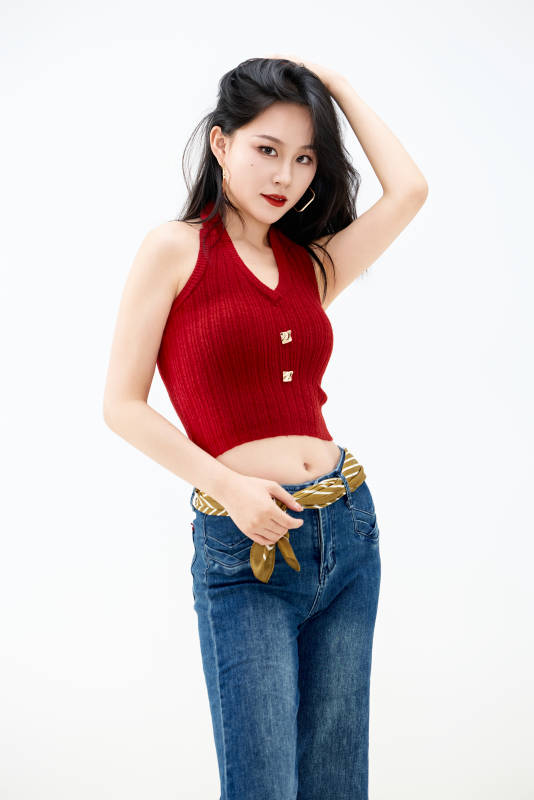 影棚拍摄穿着八十年代复古风装束的美女图片