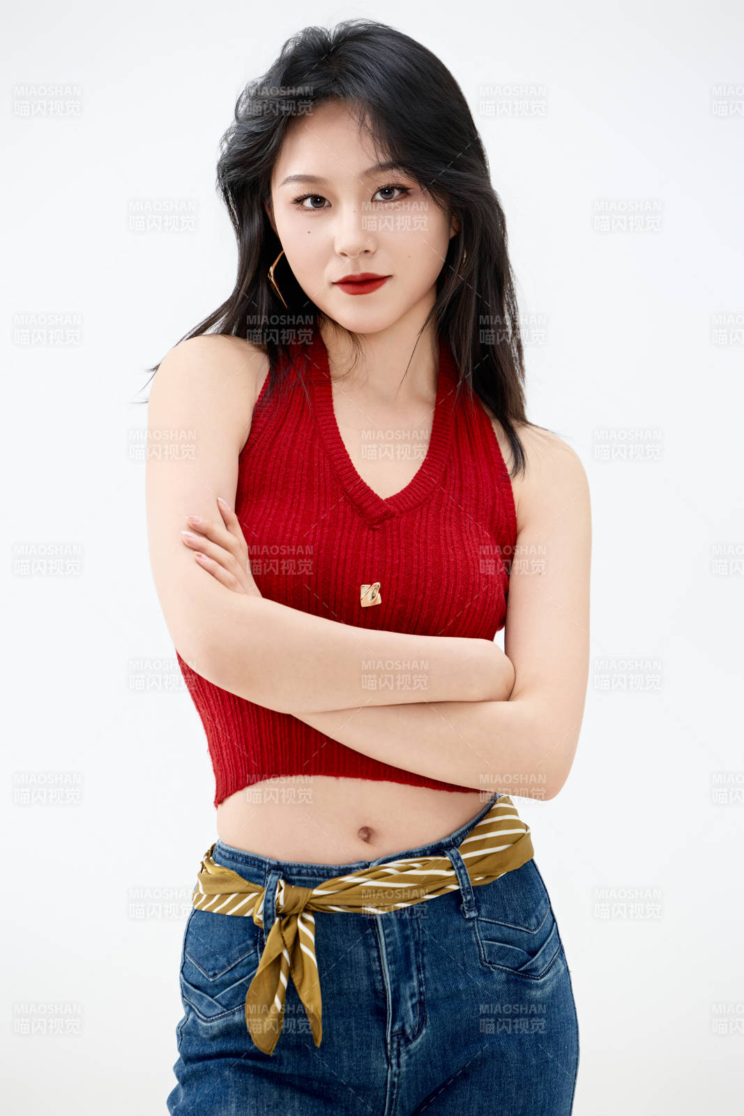 影棚拍摄穿着八十年代复古风装束的美女图片