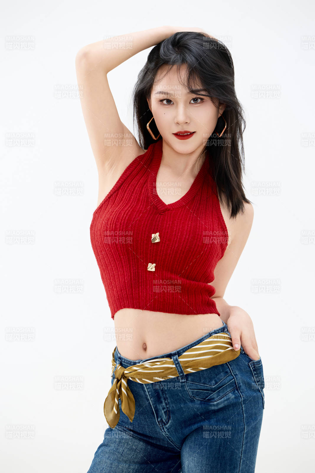 影棚拍摄穿着八十年代复古风装束的美女图片