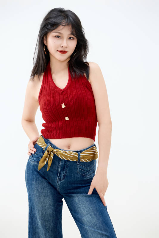 影棚拍摄穿着八十年代复古风装束的美女图片