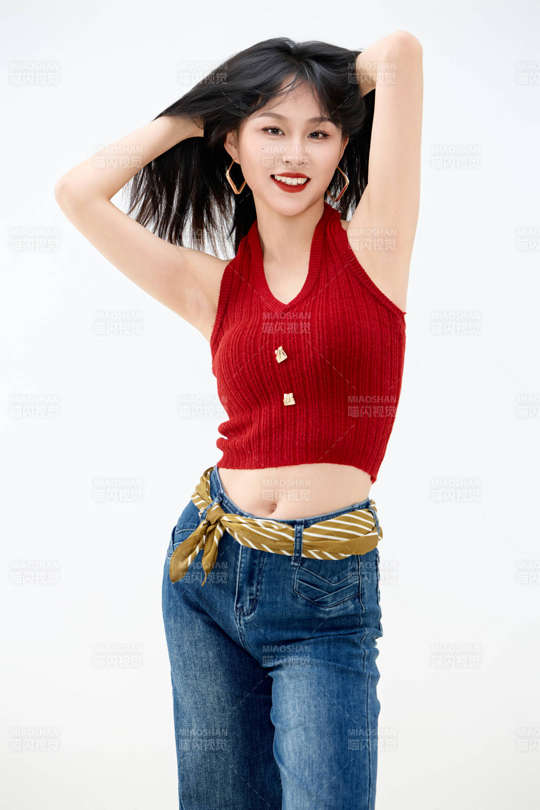 影棚拍摄穿着八十年代复古风装束的美女图片