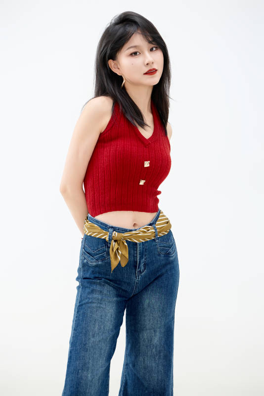 影棚拍摄穿着八十年代复古风装束的美女图片