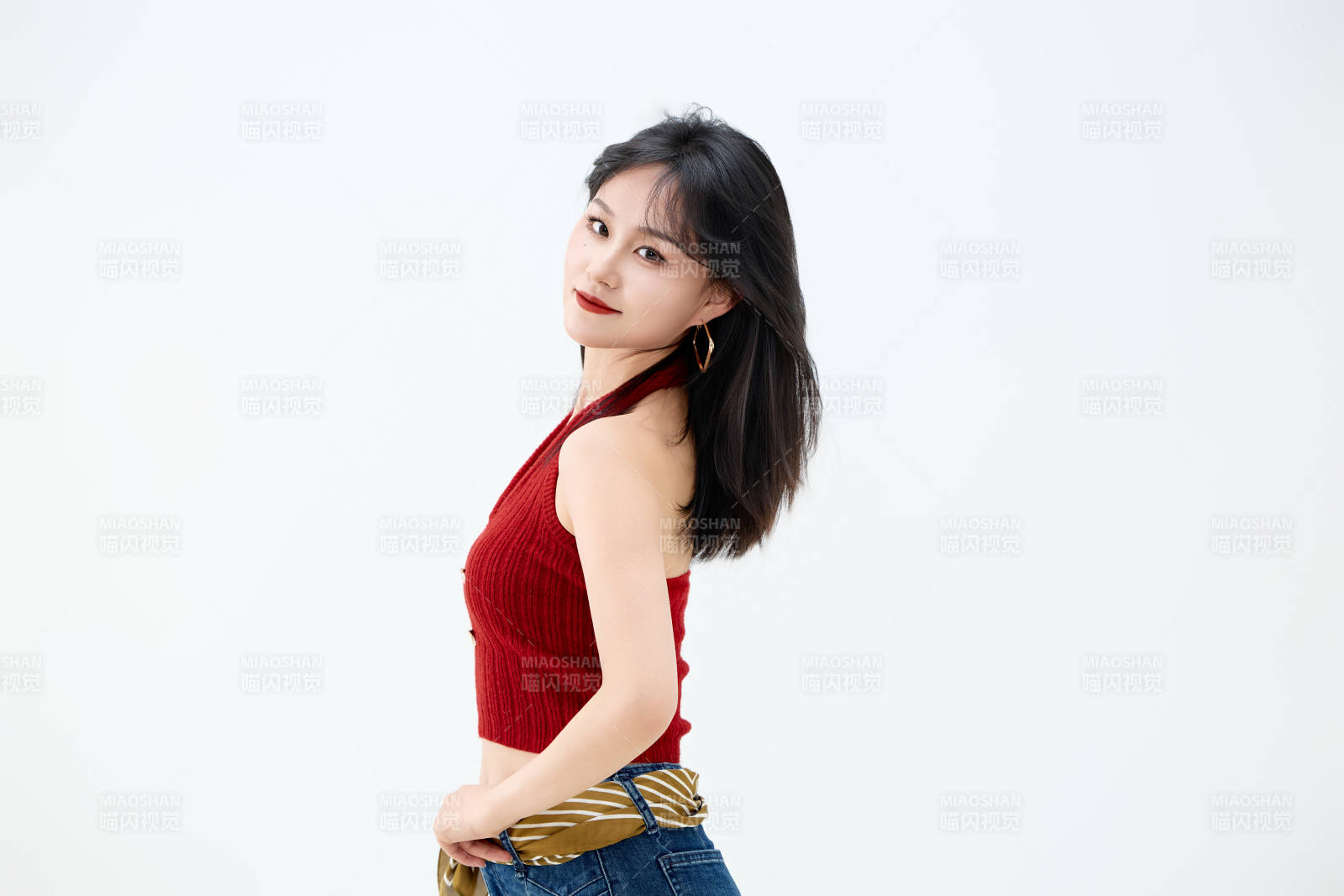 影棚拍摄穿着八十年代复古风装束的美女图片