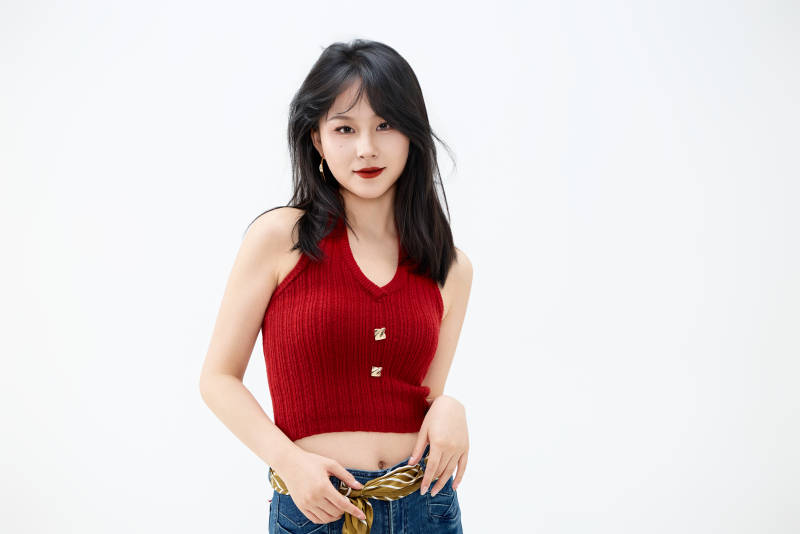 影棚拍摄穿着八十年代复古风装束的美女图片