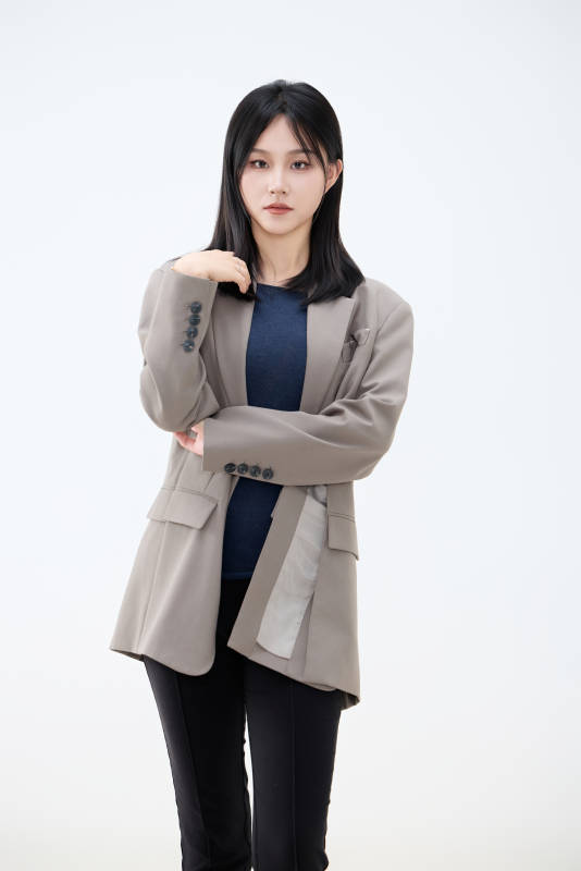 白色背景下穿着西装的职业女性形象图片