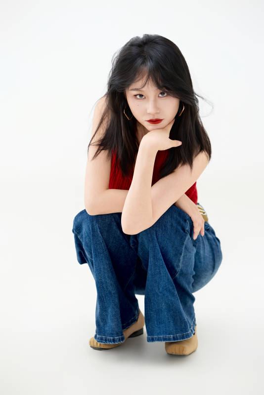 影棚拍摄穿着八十年代复古风装束的美女图片