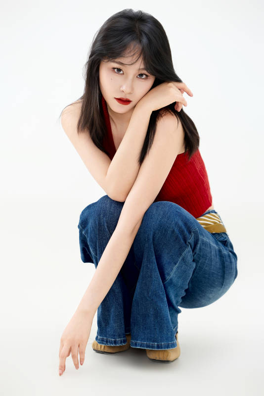 影棚拍摄穿着八十年代复古风装束的美女图片