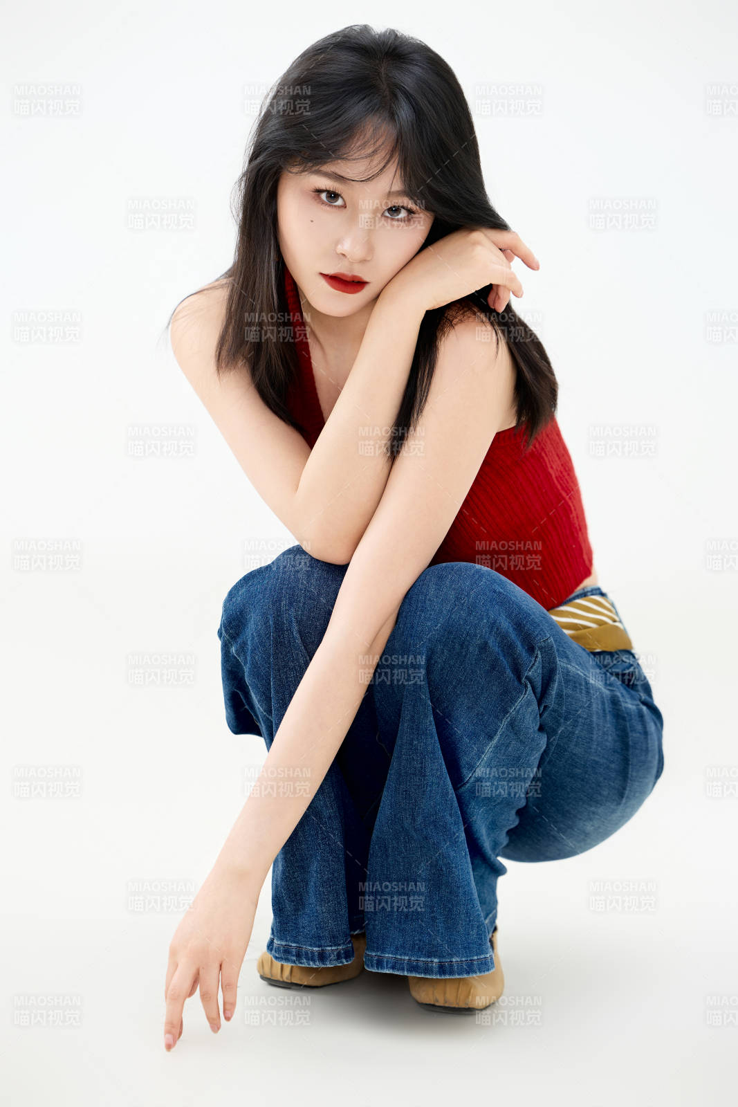 影棚拍摄穿着八十年代复古风装束的美女图片