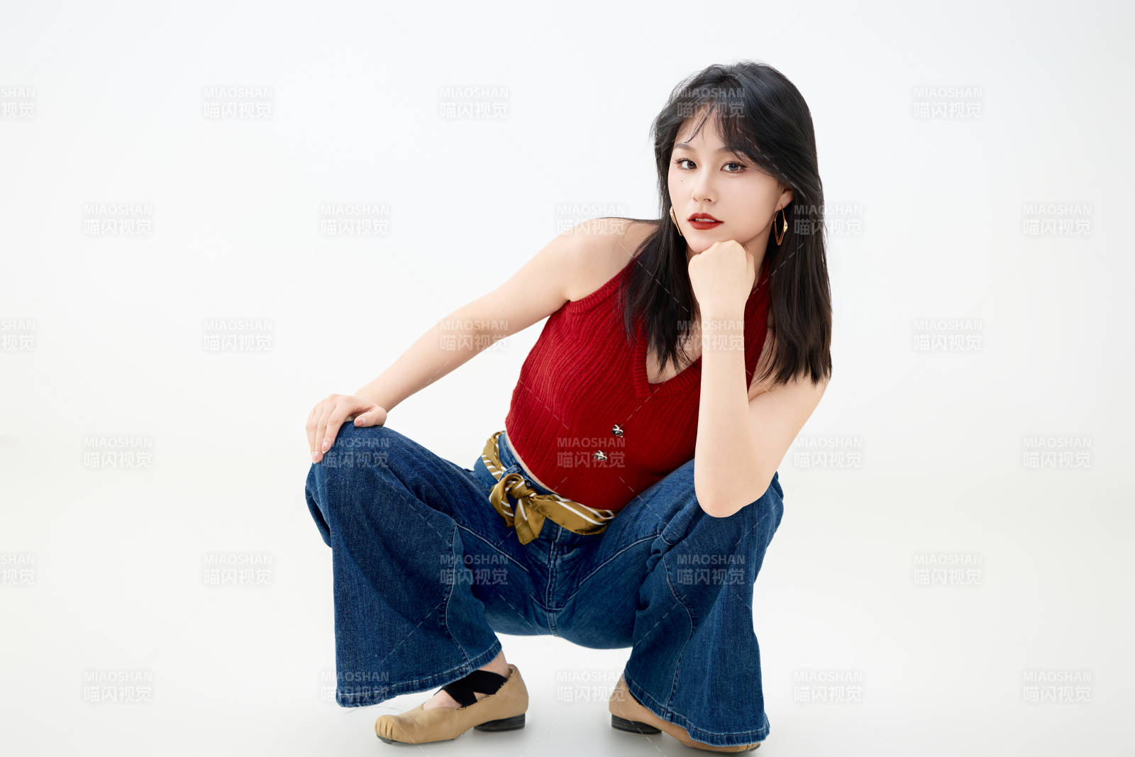 影棚拍摄穿着八十年代复古风装束的美女图片