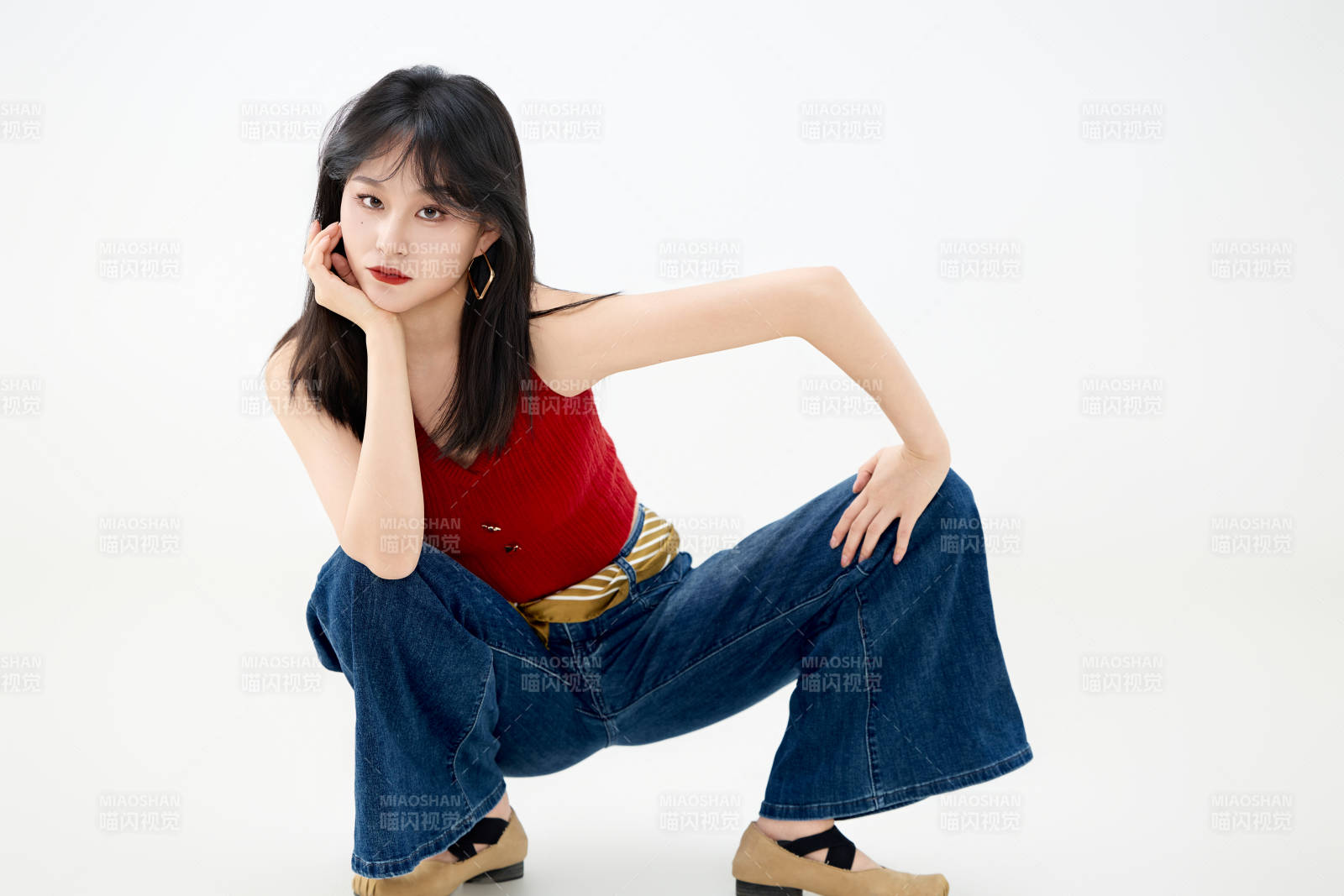 影棚拍摄穿着八十年代复古风装束的美女图片