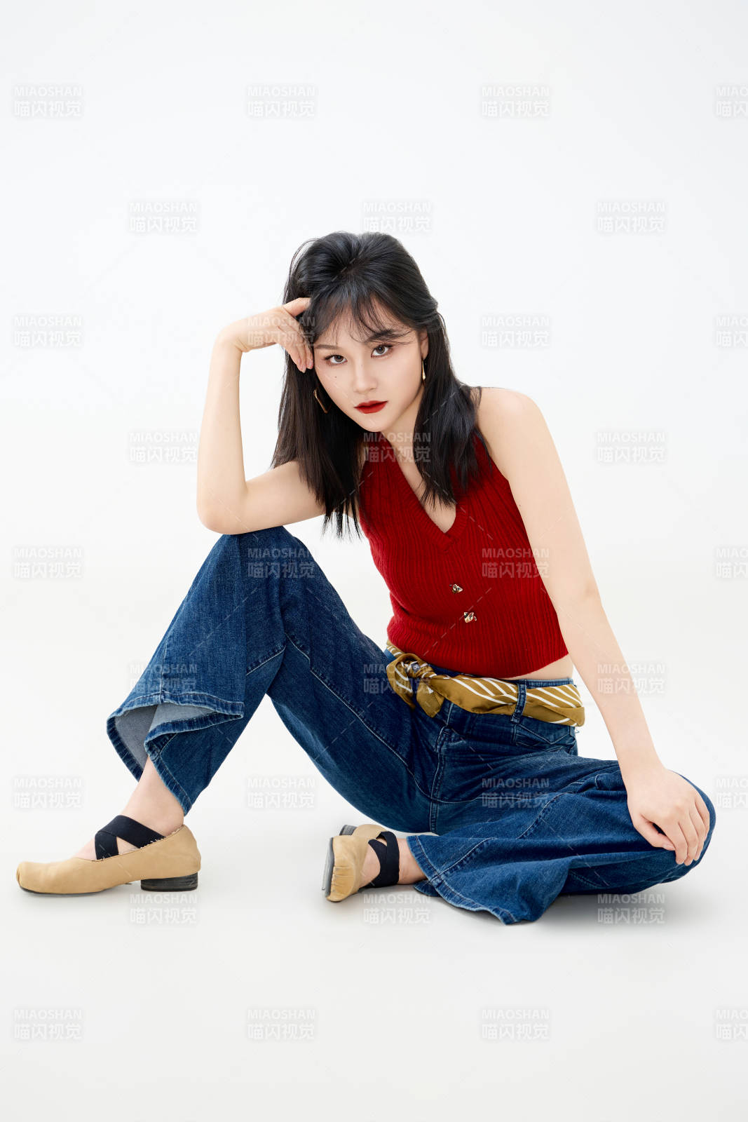 影棚拍摄穿着八十年代复古风装束的美女图片