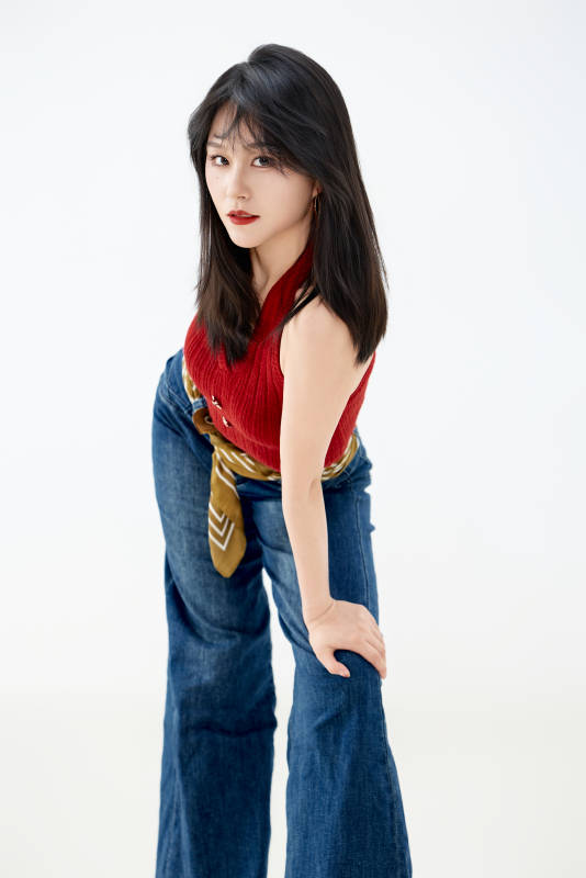 影棚拍摄穿着八十年代复古风装束的美女图片