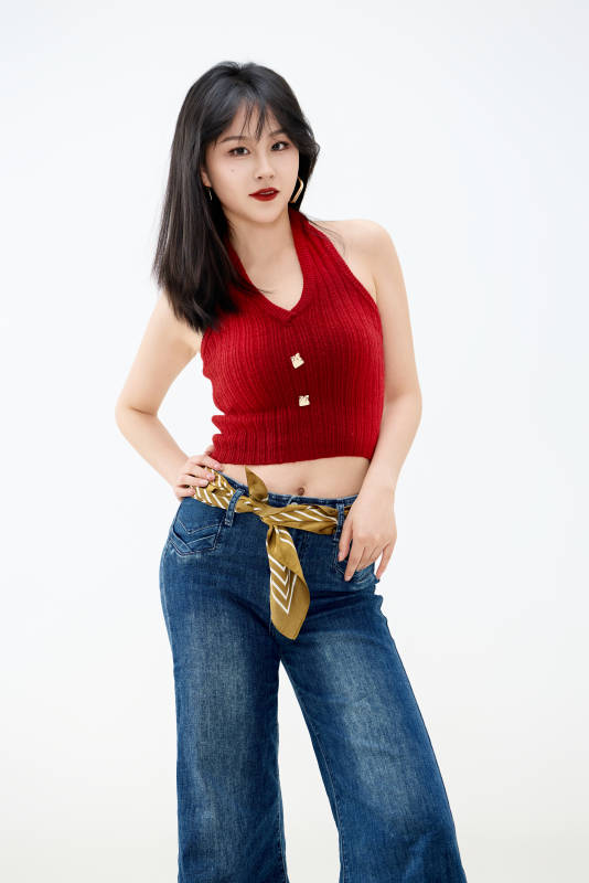 影棚拍摄穿着八十年代复古风装束的美女图片