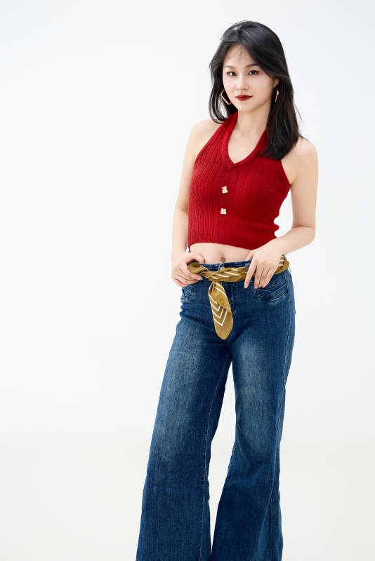 影棚拍摄穿着八十年代复古风装束的美女图片