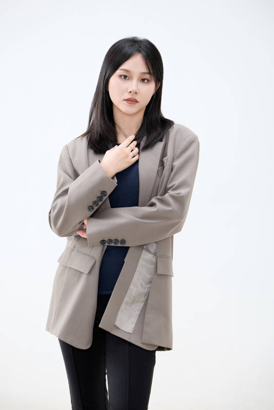 白色背景下穿着西装的职业女性形象图片