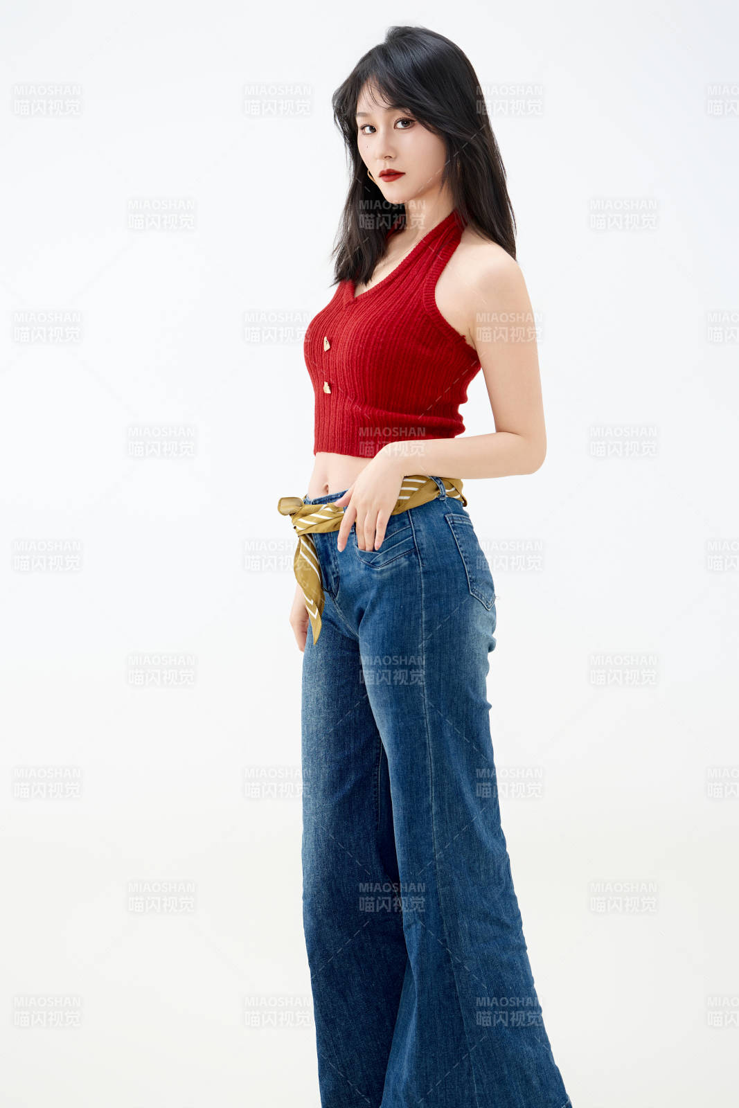 影棚拍摄穿着八十年代复古风装束的美女图片