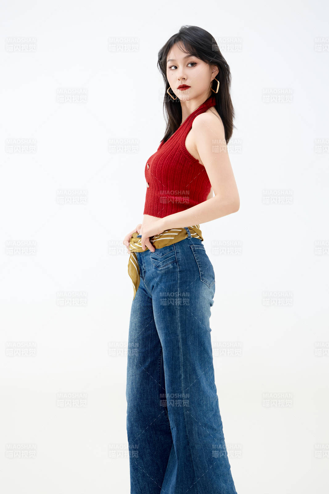 影棚拍摄穿着八十年代复古风装束的美女图片