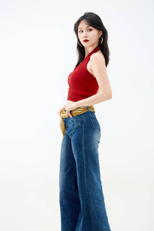 影棚拍摄穿着八十年代复古风装束的美女图片