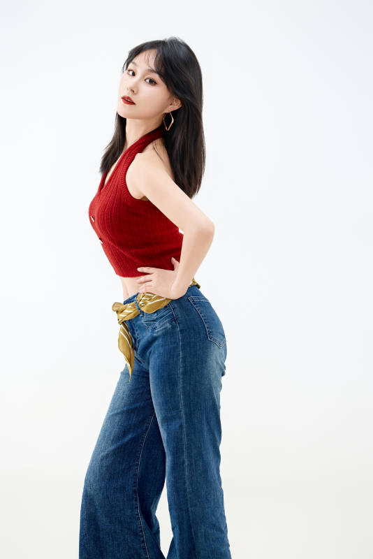 影棚拍摄穿着八十年代复古风装束的美女图片